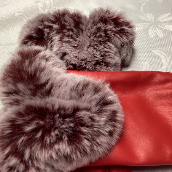 RED GLOVES UNIQUE FUR TOO MEDIUM. MUST SEE ❣️ - Picture 3 of 10